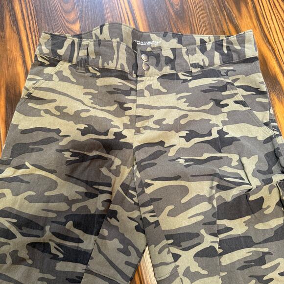 Columbia Women’s Omni-Shield Hiking Pants Size 10 & 32” length - Picture 3 of 9